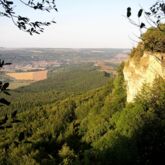 Kalkfelsen am Heldrastein mit Blick auf Treffurt